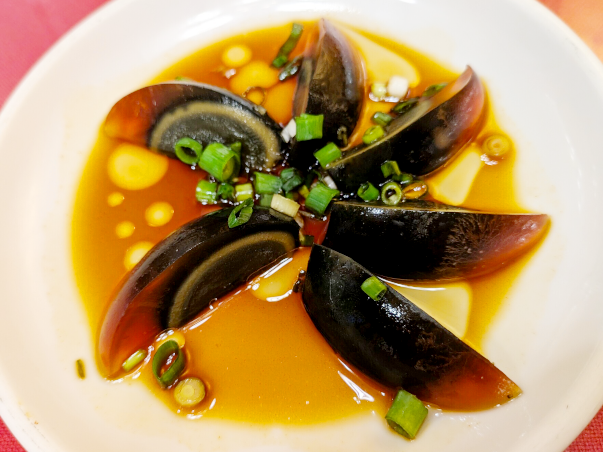ファイル:Japanese Chinese Cuisine -（皮蛋）Century Egg at Junkaikaku Honkan in Yokohama Chinatown, Kanagawa, established in 1945.png