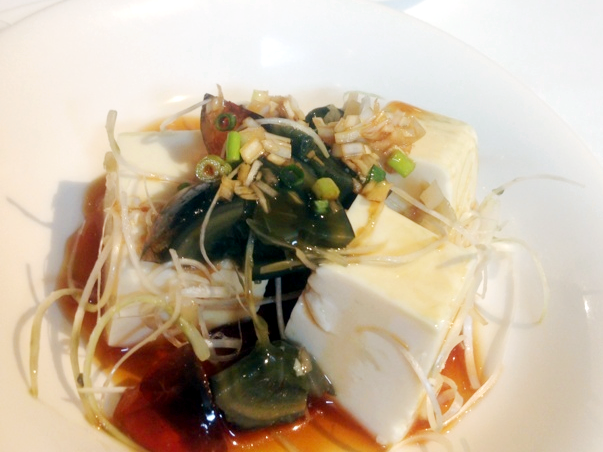 ファイル:Japanese Chinese Cuisine -(皮蛋拌豆腐)Bean Curd and Preserved Duck's Egg with Soy Sauce at Heichinrou in Yokohama Chinatown, Kanagawa, established in 1884-15 May 2022.png