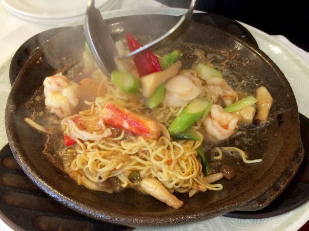 ファイル:Japanese Chinese Cuisine -（陶板XO海鮮炒麺）Stir Fried Noodles with Various Seafoods, XO Sauce at Heichinrou in Yokohama Chinatown, Kanagawa, established in 1884-15 May 2022.png