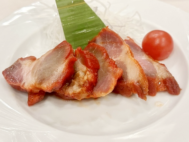 ファイル:Japanese Chinese Cuisine -（明爐叉焼）Barbecued Pork at Ichiraku in Yokohama Chinatown, Kanagawa, established in 1926.png