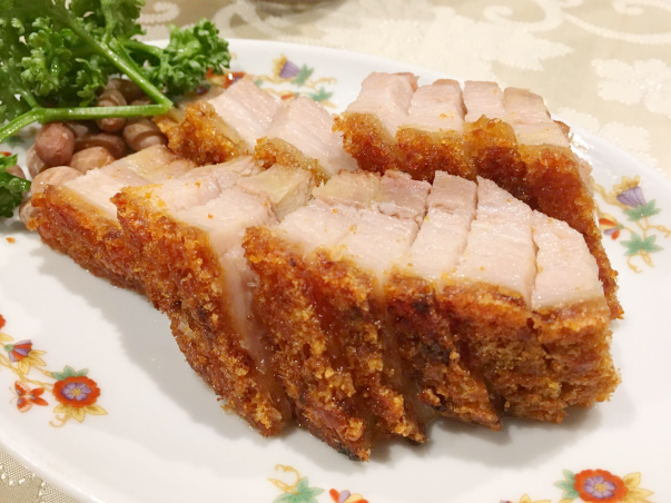 ファイル:Japanese Chinese Cuisine -（甘香化焼肉）Crispy Barbecued Pork at Saikoh Shinkan in Yokohama Chinatown, Kanagawa, established in 1988.png