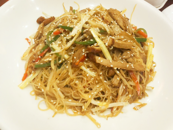 ファイル:Japanese Chinese Cuisine -（火鴨絲米粉）Fried Rice Vermicelli with Shredded Peking Duck at Manchinrou in Yokohama Chinatown, Kanagawa, established in 1892.png