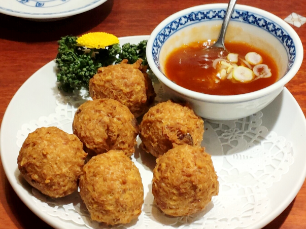ファイル:Japanese Chinese Cuisine -（香酥炸肉丸）Douhatsu in Yokohama Chinatown, Kanagawa, established in Meiji period.png