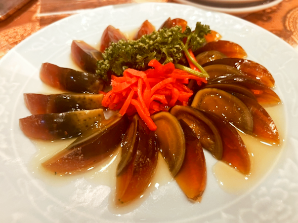 ファイル:Japanese Chinese Cuisine -（酸羌伴皮蛋）Preserved Egg with Red Pickled Ginger at Douhatsu in Yokohama Chinatown, Kanagawa, established in Meiji period.png