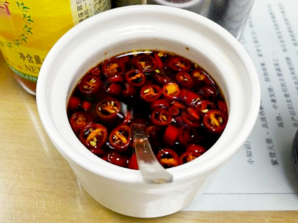 ファイル:Chinese Condiments -(辣椒圈酱油)La Jiao Juan You.png