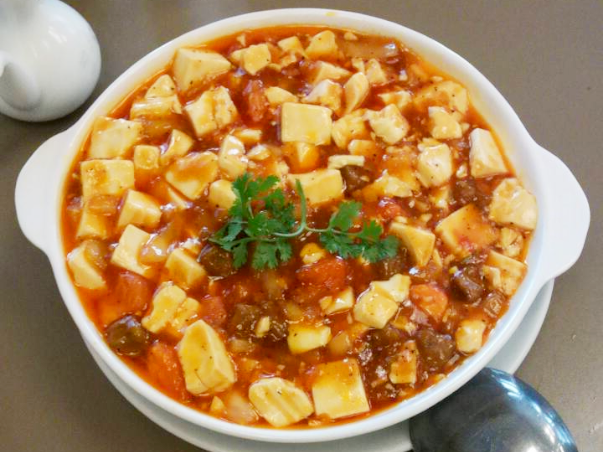 ファイル:Japanese Chinese Cuisine -（番茄牛肉麻婆豆腐）Mabo Dofu with Tomato and Beef at Surosaikan in Yokohama Chinatown, Kanagawa, established in 1961.png