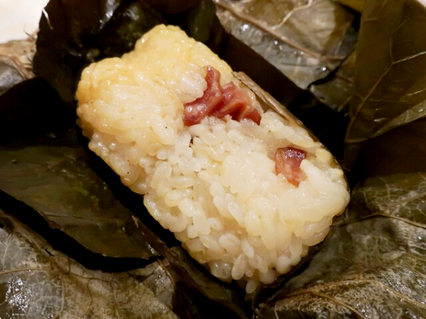 ファイル:Japanese Chinese Cuisine -（蓮葉腊腸飯）Steamed Glutinous Rice with Chinese Sausage at Saikoh Shinkan in Yokohama Chinatown, Kanagawa, established in 1988.png
