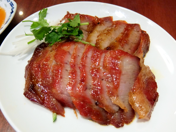 ファイル:Japanese Chinese Cuisine -（焼豬頸肉）BBQ Pork Neck Maat at Douhatsu in Yokohama Chinatown, Kanagawa, established in Meiji period.png