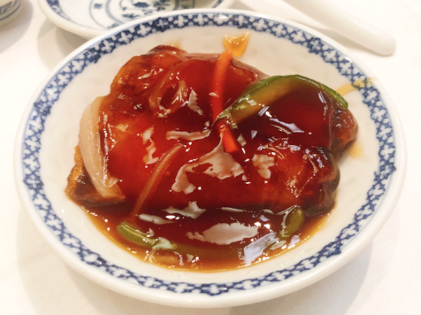 ファイル:Japanese Chinese Cuisine -（糖醋鮮魚塊）Douhatsu in Yokohama Chinatown, Kanagawa, established in Meiji period.png