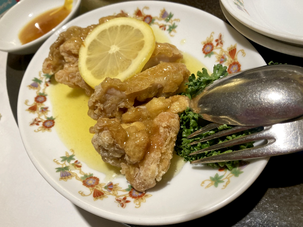 ファイル:Japanese Chinese Cuisine -(檸汁煎軟鶏)Deep Fried Chicken with Honey Lemon Sauce at Saikoh Shinkan in Yokohama Chinatown, Kanagawa, established in 1988.png