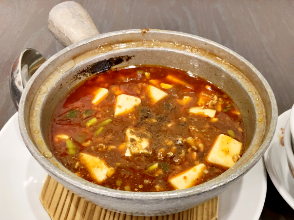 ファイル:Japanese Chinese Cuisine -(皇帝麻婆豆腐)Hot Bean Curd with Minced Meat In Original Red Chili Oil at Saikoh Shinkan in Yokohama Chinatown, Kanagawa, established in 1988.png