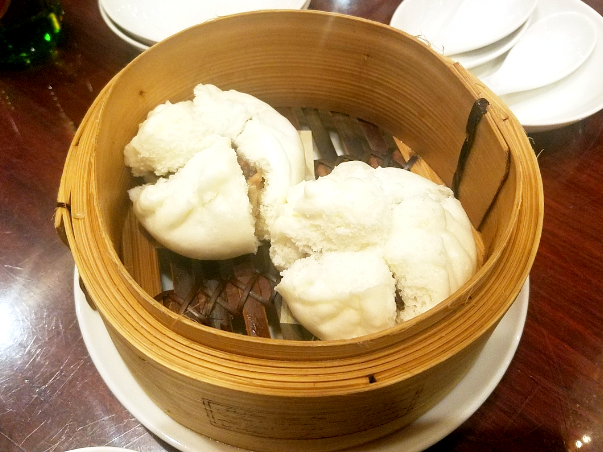 ファイル:Japanese Chinese Cuisine -（叉焼包）Steamed Barbecued Pork Bun at Manchinrou in Yokohama Chinatown, Kanagawa, established in 1892.png