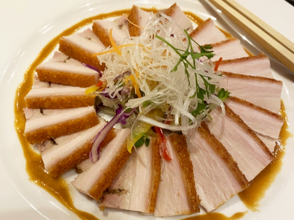 ファイル:Japanese Chinese Cuisine -（脆皮焼肉）Crispy Rosted Pork Belly at Manchinrou in Yokohama Chinatown, Kanagawa, established in 1892.png