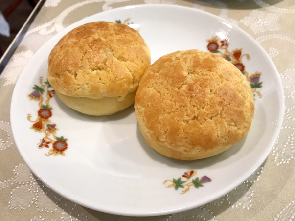 ファイル:Japanese Chinese Cuisine -（菠蘿叉焼包餐包）Baked Pinapple Bun at Saikoh Shinkan in Yokohama Chinatown, Kanagawa, established in 1988.png