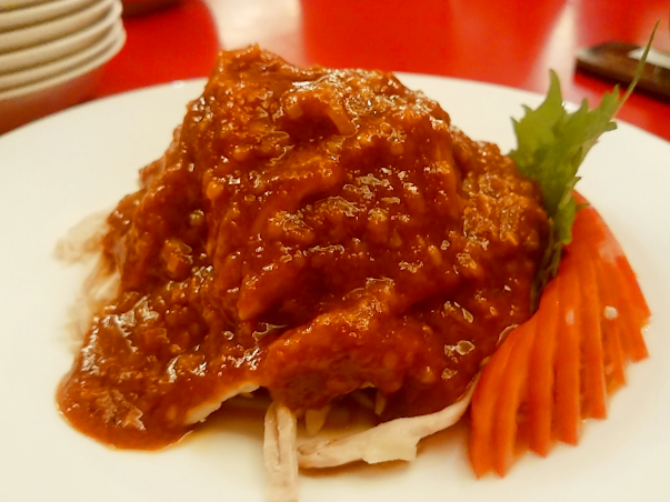 ファイル:Japanese Bang Bang Ji -（棒々鶏）Cold Chicken with Sesame and Chili Pepper Sauce at Akasaka Shisenhanten in Chiyoda, Tokyo, established in 1958.png
