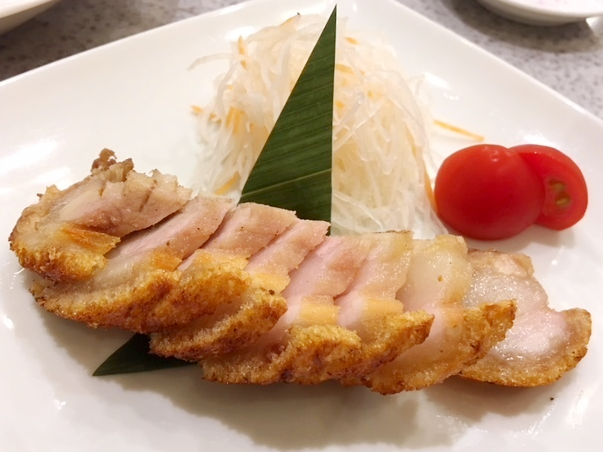 ファイル:Japanese Chinese Cuisine -（脆皮焼肉）Barbecued Crispy Pork at Ichiraku in Yokohama Chinatown, Kanagawa, established in 1926.png