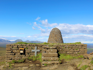 Iceland -（Hjörleifshöfði）Hjörleifshaugur Burial Mound.png