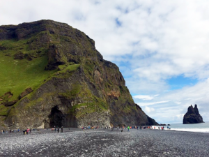 Iceland -（Reynisfjara）Hálsanefshellir Cave.png