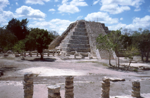 Main pyramid of Nojpetén.png