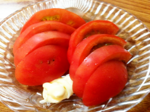 Tomato Slices with Mayonnaise - Common and Easy Japanese Home Cooking.png