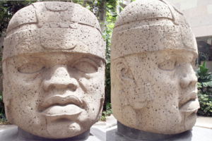 Megalithic human head at the San Lorenzo site (MuseodeAntropologíadeXalapa).png