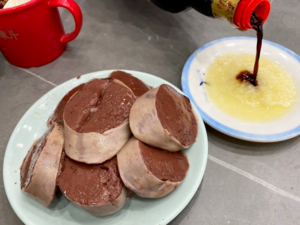 Chinese Sausages -（蒜泥血肠）Suan Ni Xie Chang in Northeast China.png