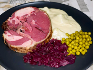 Icelandic Cuisine - Hangikjöt með uppstúf.png